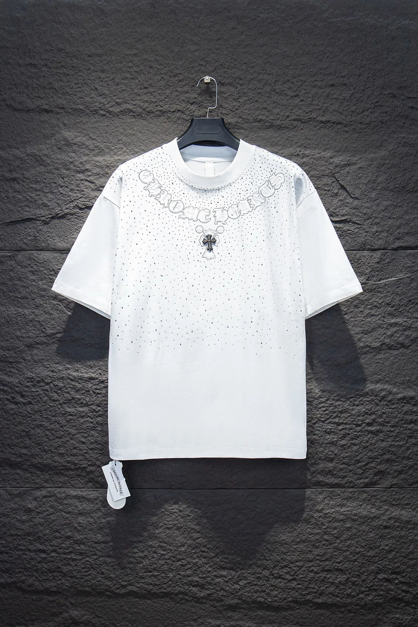 P190 🆕Chrome hearts 25ss os version is really charming and Chrome Hearts is really a must-have. Each season's new version is made to the extreme. It is very practical and can be worn casually. Nice✔️ - ⚠️100% cotton. It is made of 32-count double yarn, 260-gram weight fabric and imported knitted needle carded cotton. It has moderate thickness, drape and contour, and the upper body is comfortable! ! It is very tolerant to fat body types and can instantly lose five pounds after wearing it!  Specially ordered many Austrian hot diamonds, which have the bling bling effect of natural crystals under the light, with multi-faceted reflective points, and the production cost is extremely high. The laser molding includes a computer engraving machine and a laser machine, which are accurate in units of particles. Finally, it is hot and set at high temperature. After the hot ironing, the firmness needs to be tested repeatedly on the hot stamping. It can show colorful reflections under the light. The collar webbing extends to the shoulder for reinforcement, and the stitching at the connection point. The hem and cuffs are all made of 0.2mm stitch double-thread stitching. They are carefully produced at a high cost. The attitude of making goods with a magnifying glass restores the quality and effect of the product. The full set of customized accessories only presents every detail to the customer. Printing with film printing, 50,000 positioning, which is very time-consuming. The addition of handmade elements to the body greatly increases the interest of the clothing; unique visual effects. After special treatment, a unique effect is formed. An irregular hem is added to the version. This year's Kroxin is the main version. In the past two years, the oversize version has become the focus of the trend and has been a popular staple in the past two years. The change of designers has made this brand an instant hit. The progressive fashion of the times also needs the blood impact of fresh elements and trendy designs in order to continue its glory! It’s stylish both inside and outside, a must-have for high street travel! An absolute "eye-catching style" that can match couples 💏 Color: Black White Size: S M L XL